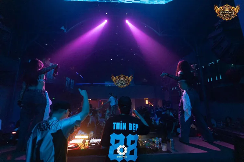 Khám phá thế giới đồ uống đầy cảm xúc được pha chế bởi dàn Bartender tài năng.