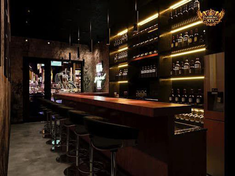 Thực đơn đồ uống đa dạng, tập trung vào thức uống pha chế sáng tạo, beer tươi, đồ uống mạnh và mocktail không cồn.