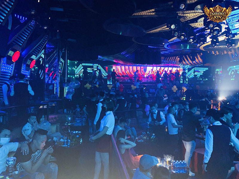 Thực đơn tại 65 Club tập trung vào đồ uống mạnh và thức uống pha chế đa dạng