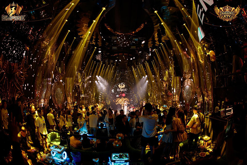 Thực đơn tại Empire Club đa dạng, tập trung vào đồ uống mạnh, beer nhập khẩu, thức uống pha chế signature và nước giải khát