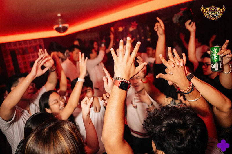 Thực đơn tại Mershe Saigon đa dạng và sáng tạo, tập trung vào các loại thức uống pha chế signature được pha chế công phu