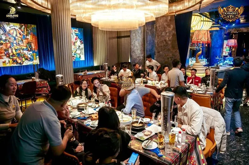 Menu đa dạng đáp ứng từ bữa sáng chuẩn vị đến những chầu nhậu đêm sảng khoái.