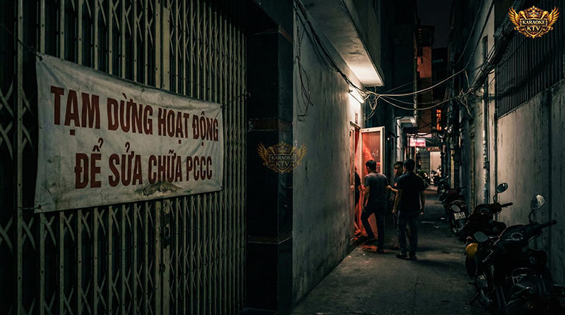 Thực tế ghi nhận tại Hà Nội và TP.HCM: Ban ngày quán đóng cửa im lìm, nhưng lối đi phụ vẫn tấp nập khách ra vào