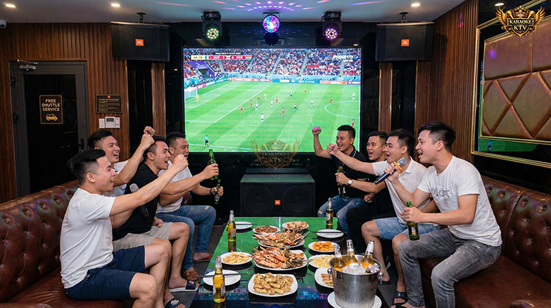 Hệ thống âm thanh JBL và sofa êm ái trong phòng karaoke phục vụ nhóm bạn xem đá banh
