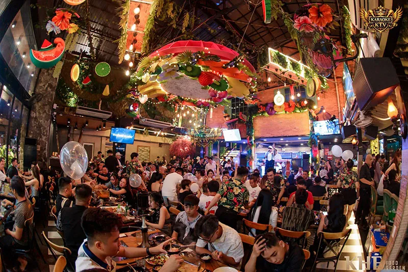 Sự giao thoa hoàn hảo giữa ẩm thực đậm đà và không khí cuồng nhiệt của Club.