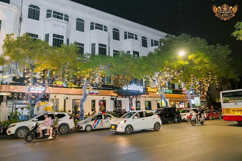 Biến hóa linh hoạt từ điểm tâm sáng thanh lịch đến Beer Club sôi động về đêm.