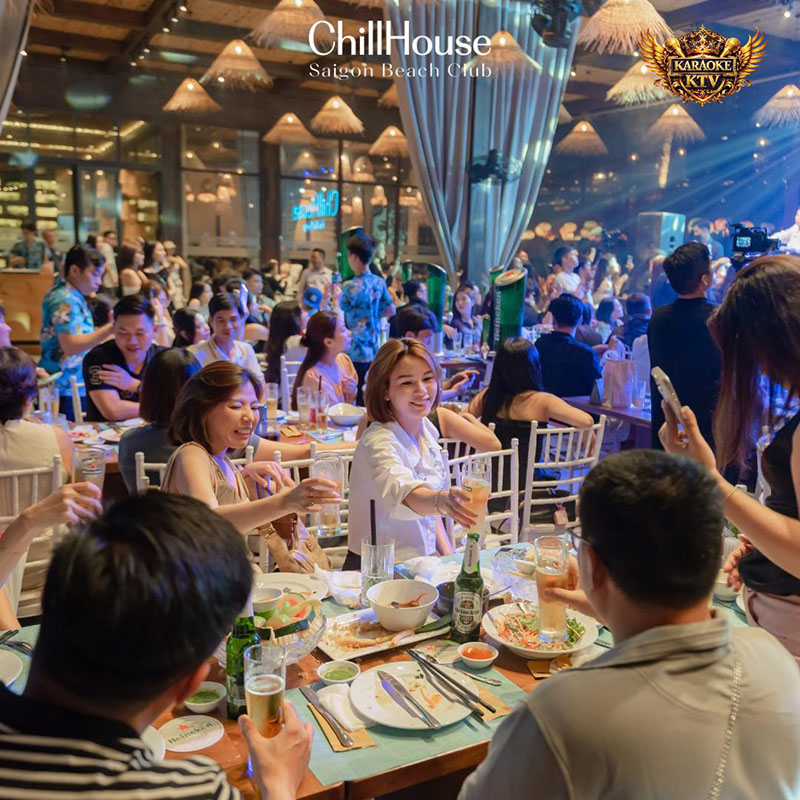 Từ khoảng 21:00, YOYO Beer Garden 2Bis chuyển sang mode party thực thụ với DJ chơi nhạc EDM, Vinahouse, remix trending