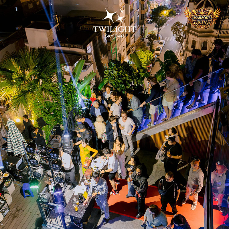 Twilight Sky Bar nhận được đánh giá cao từ cộng đồng, với điểm số hoàn hảo và hàng trăm review tích cực