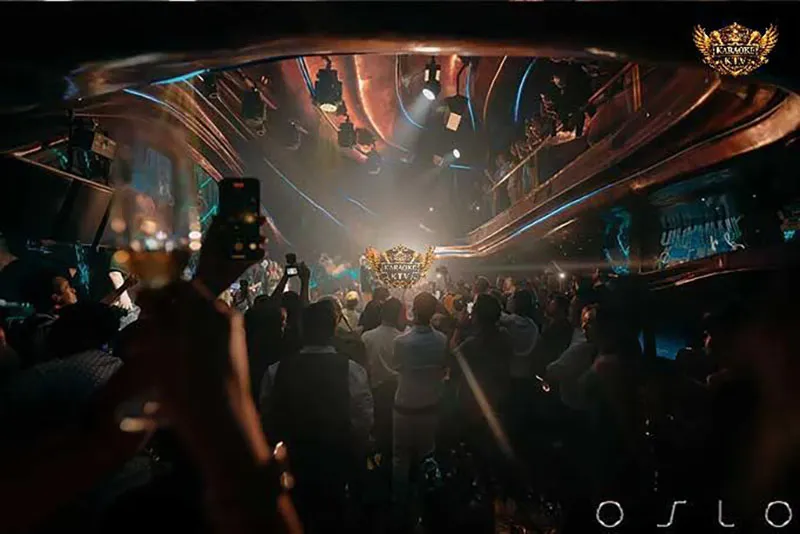 Tôn chỉ "Khách chịu chơi, quán chịu chi" với những màn rước rượu hoành tráng.