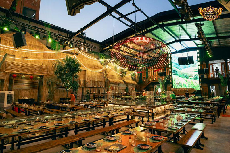 Với sức chứa lớn (300-500 người), quán là lựa chọn hàng đầu cho tiệc lớn mà không lo chật chội