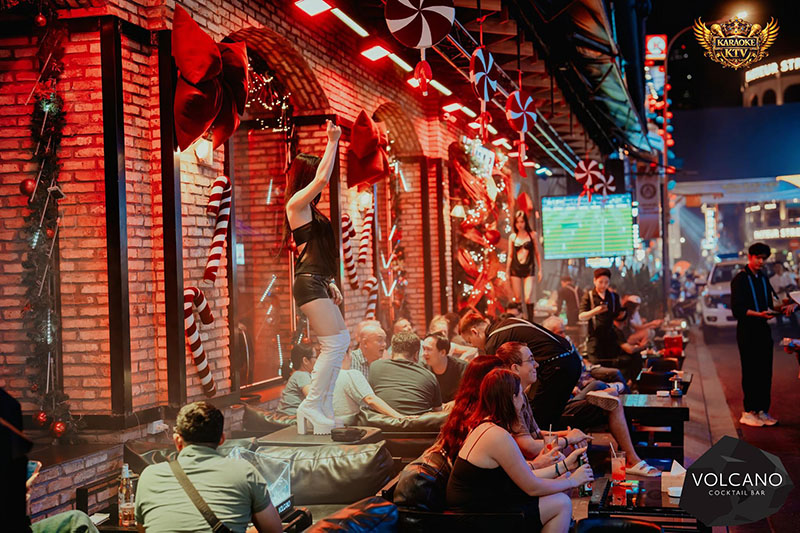 Volcano Bar & Lounge sở hữu vị trí "vàng" ngay giữa phố Tây Bùi Viện