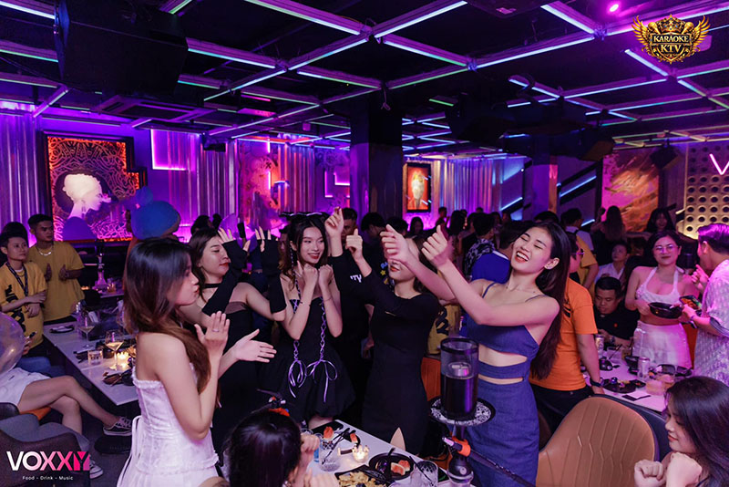 VOXXY sở hữu không gian rộng rãi với sức chứa lên đến khoảng 300 khách