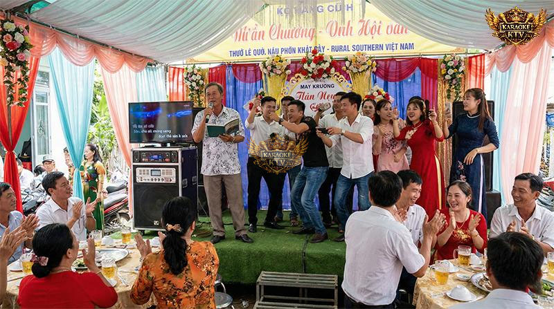Giải mã văn hóa hát karaoke "quên lối về" trong tiệc cưới người Việt