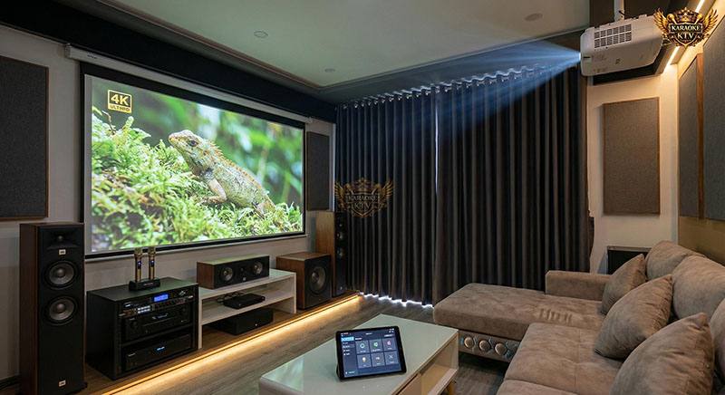 Một hệ thống chuẩn bao gồm máy chiếu 4K Laser, loa 5.1/7.1 và bộ xử lý âm thanh chuyên dụng