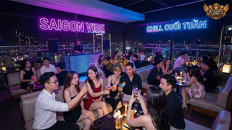 Vibe "chill nhưng năng lượng" với view rooftop triệu đô và ánh đèn neon bắt mắt là thỏi nam châm hút giới trẻ Sài thành mỗi tối thứ 7