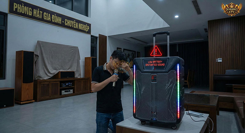 Những rủi ro về độ bền và trải nghiệm âm thanh khi sử dụng loa kẹo kéo ở cường độ cao thay cho dàn cố định.