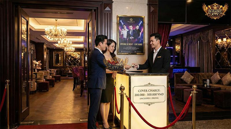 Phí Vào Cửa (Cover Charge) Là Gì Và Tại Sao Nhiều Quán Sử Dụng?