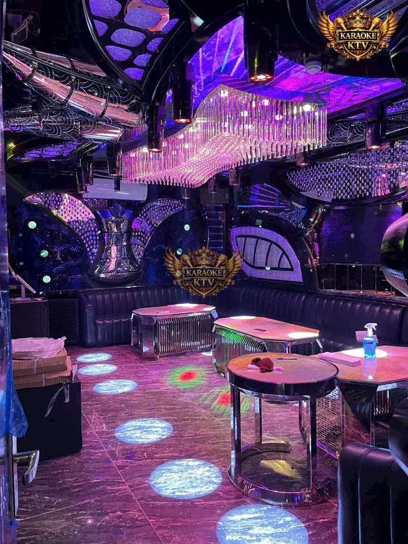 Dàn loa máy kỹ thuật số và hệ thống ánh sáng cảm biến tại Karaoke PĐT 12 Tố Hữu