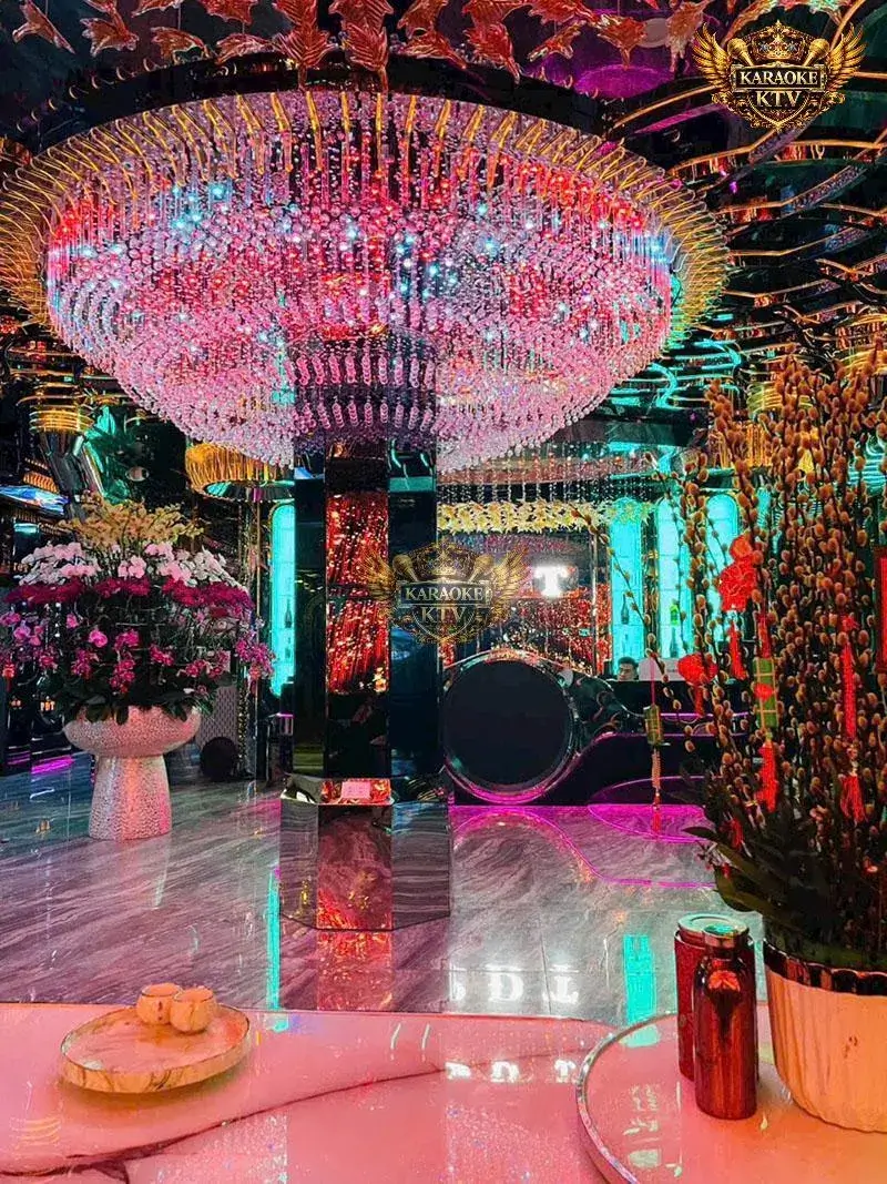 Đĩa trái cây tươi nghệ thuật và đồ uống lạnh phục vụ tại phòng Karaoke PĐT 12 Tố Hữu